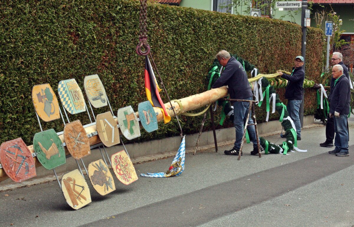 Der Maibaum begrüßt auch im Weidener Westen den Frühling