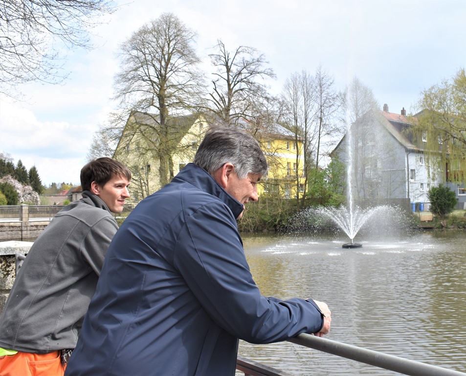 Neuer Brunnen in Grafenwöhr: Fontäne fast zehn Meter hoch