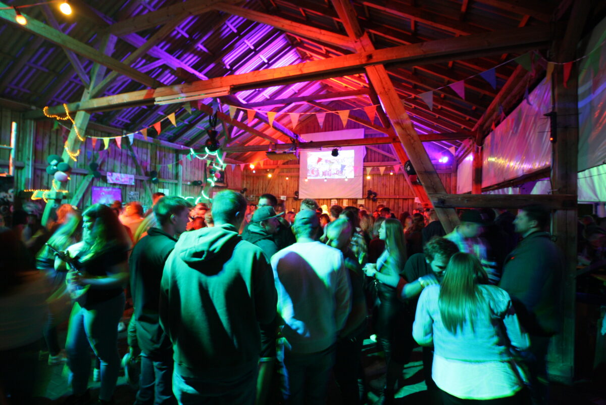 Achter „Tanzrausch“ in Burkhardsreuth: Musikparty im Kirchdorf