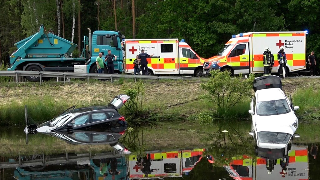Zwei Autos landen im Weiher