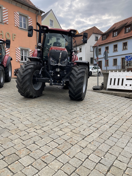 Bub klettert auf Traktor und fällt runter
