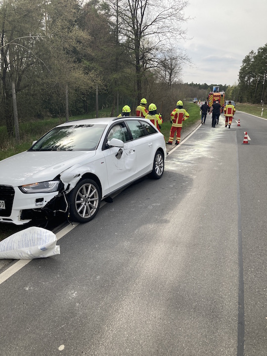 Ungesicherte Metallplatte ramponiert Audi
