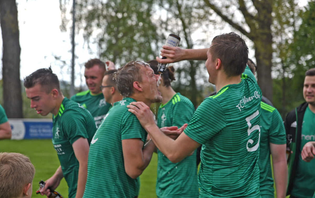 Es ist vollbracht: Bierdusche für Weiden Ost nach dem Bezirksliga-Aufstieg