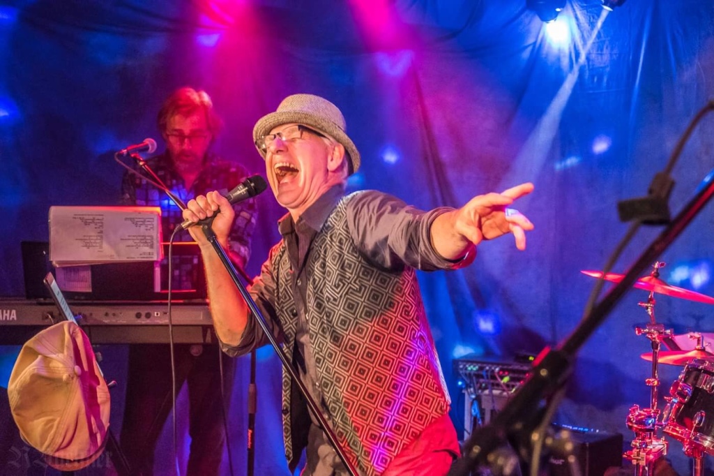 John McNamara mit rockigem Programm