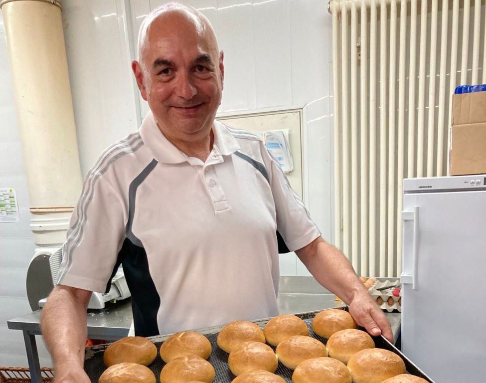 Jürgen Mistol zum „Anbacken“ in der Bäckerei Häring in Pirk