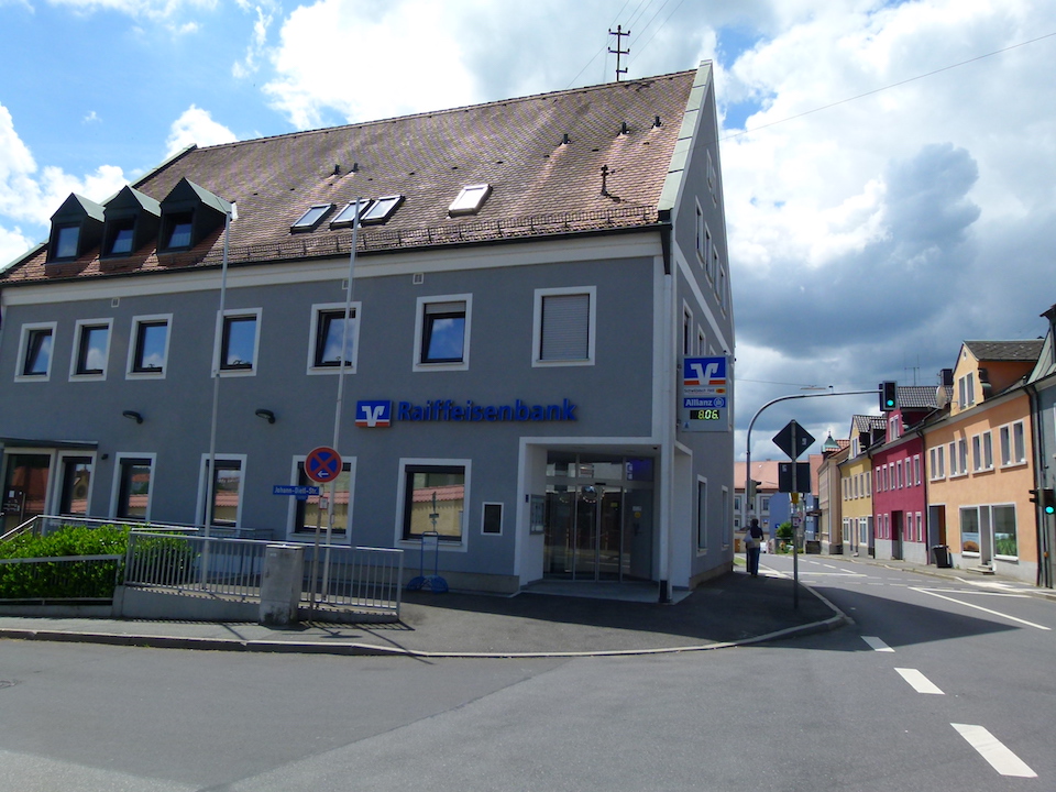 Ziehen sich drei Banken bald schon die Brautkleider an?
