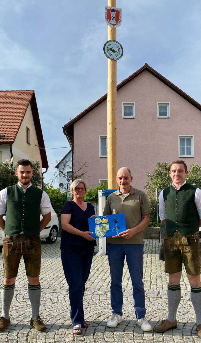Maibaumversteigerung für einen guten Zweck