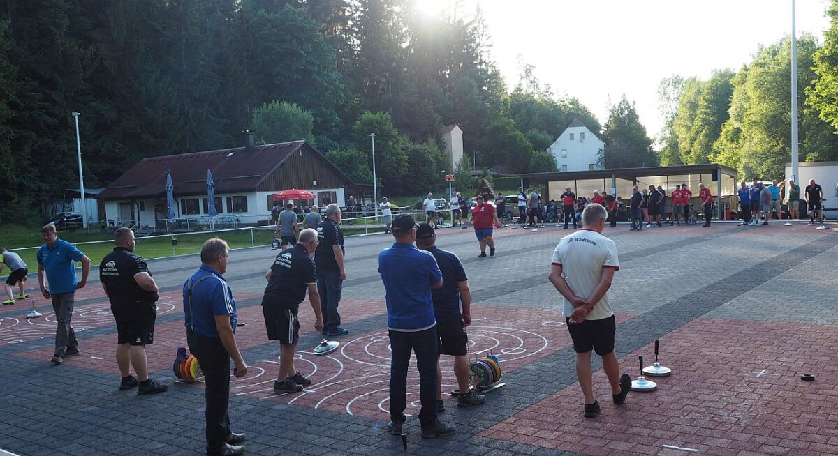 Eisstockschützen aus Neustadt hochzufrieden mit der neue Bahn