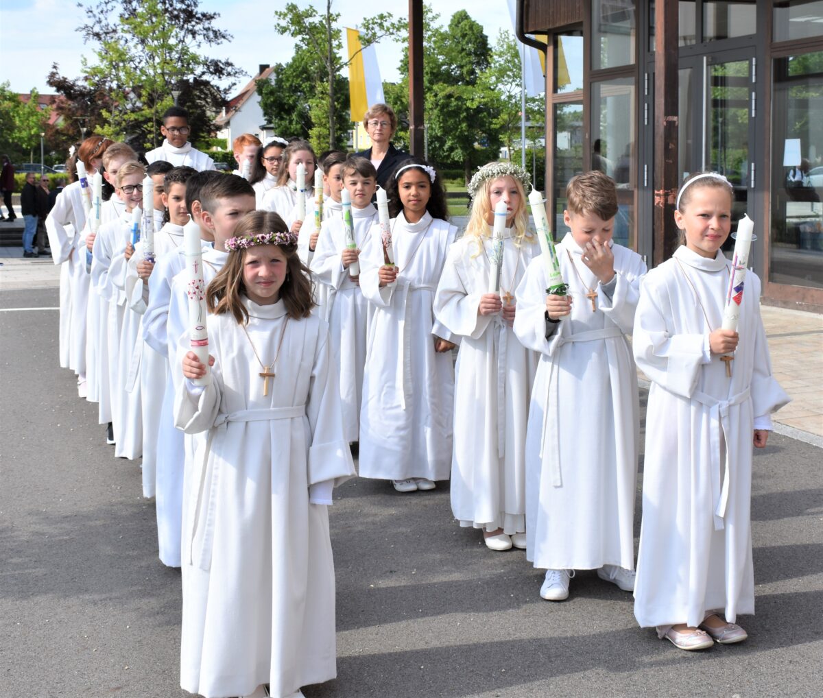Kommunionskinder besiegeln Freundschaft mit Jesus