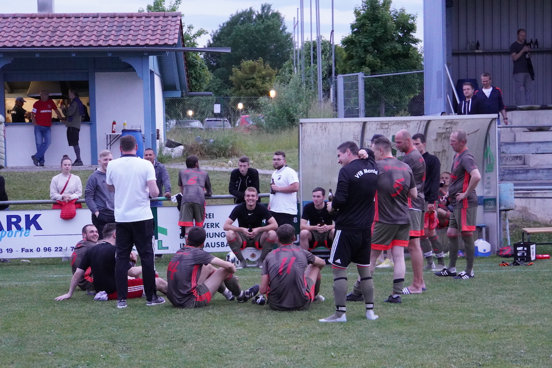 Elfmeterkrimi: Mantel bleibt in der Kreisliga