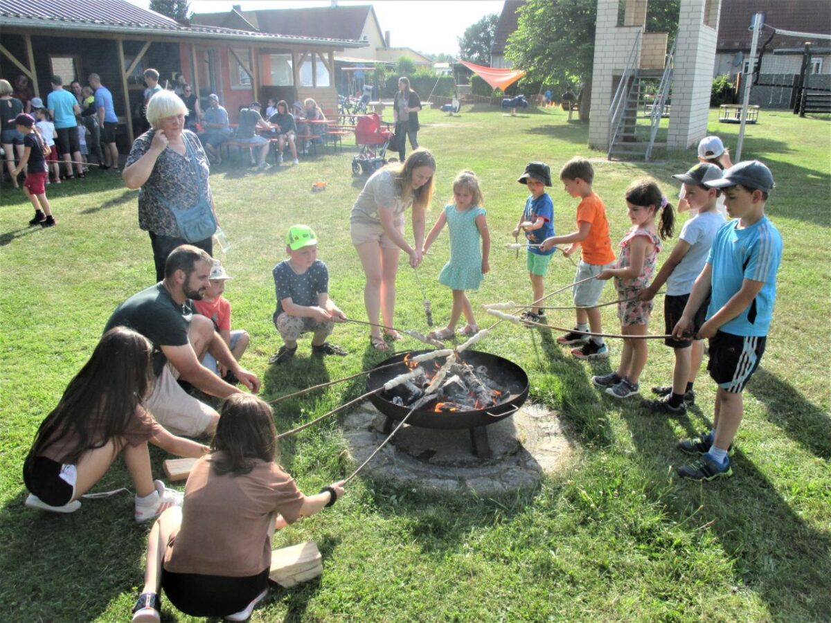 Gelungene Ferienaktion mit Stockbrot in Grafenwöhr