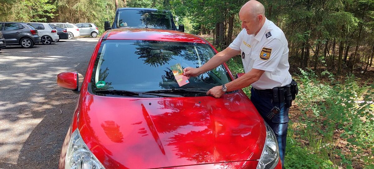 Polizei verteilt Flyer zum Schutz vor Langfingern