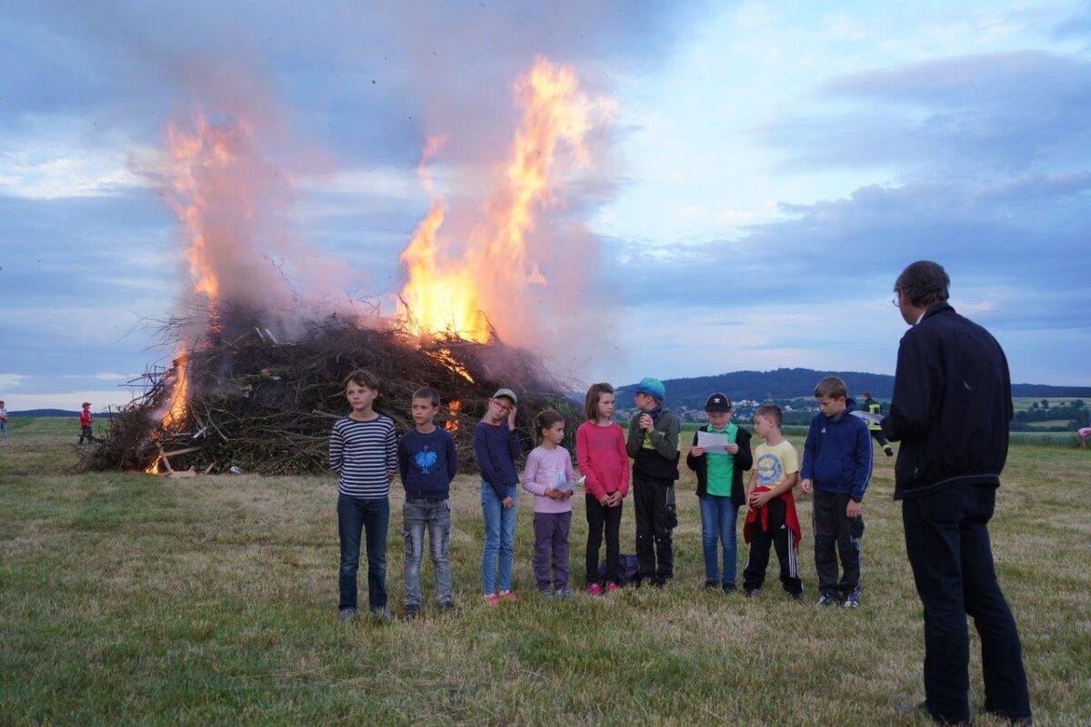 Speis, Trank und viel Freude: Johannisfeuer am Maienberg