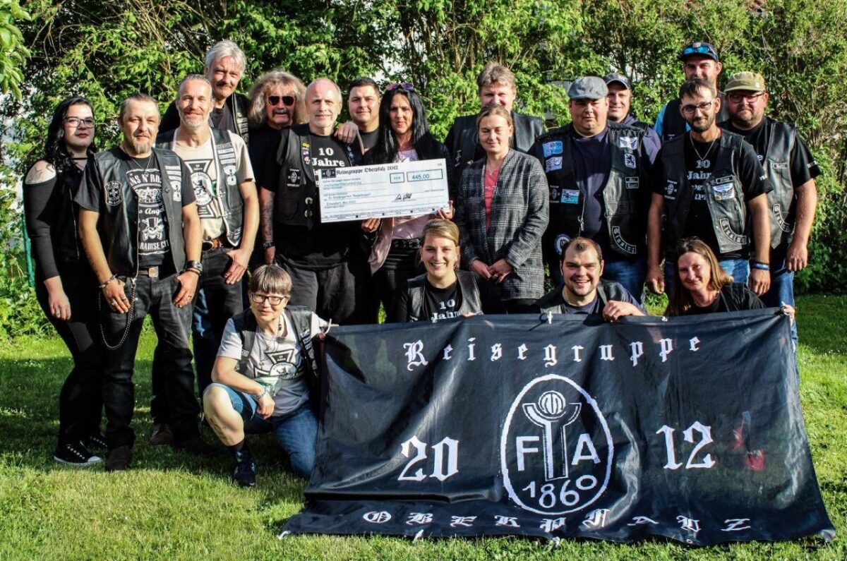 Oberpfälzer Löwenfans spenden an Kindergarten