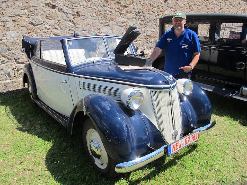 Oldtimer-Fans bestaunen Auto-Raritäten