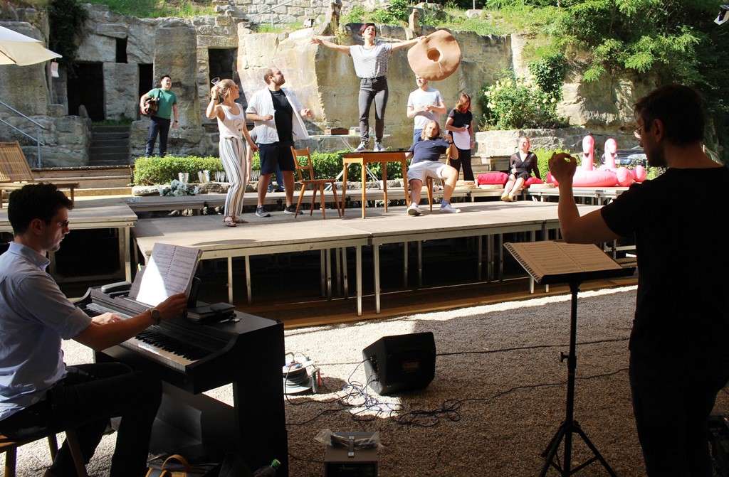 Edelkurtisane auf Plastikflamingo: „La Traviata remixed“ ab 1. Juli in Grafenwöhr