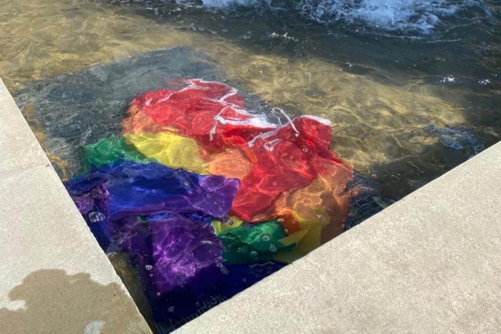 Regenbogenfahne in Neustadt/WN abgerissen: „Politisch motivierte Tat“