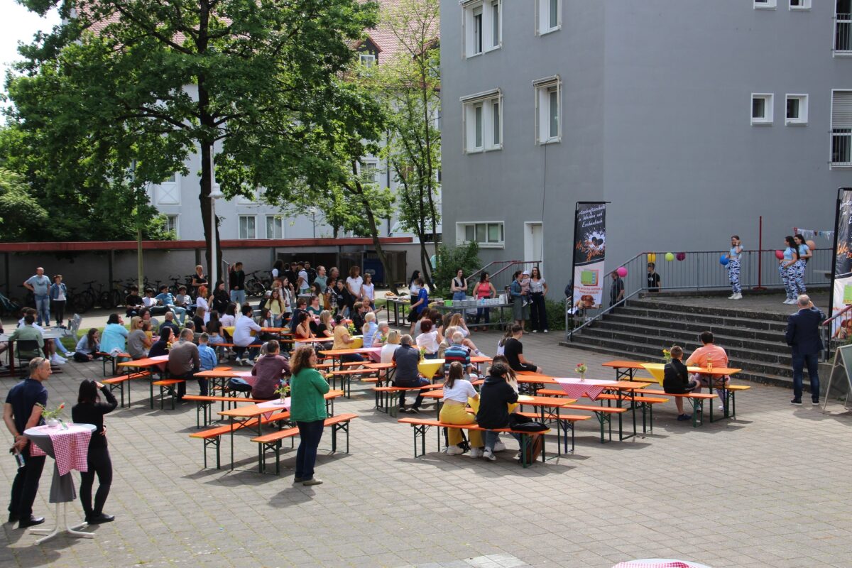 Gesamte Schulfamilie feiert das Sommerfest der Wirtschaftsschule