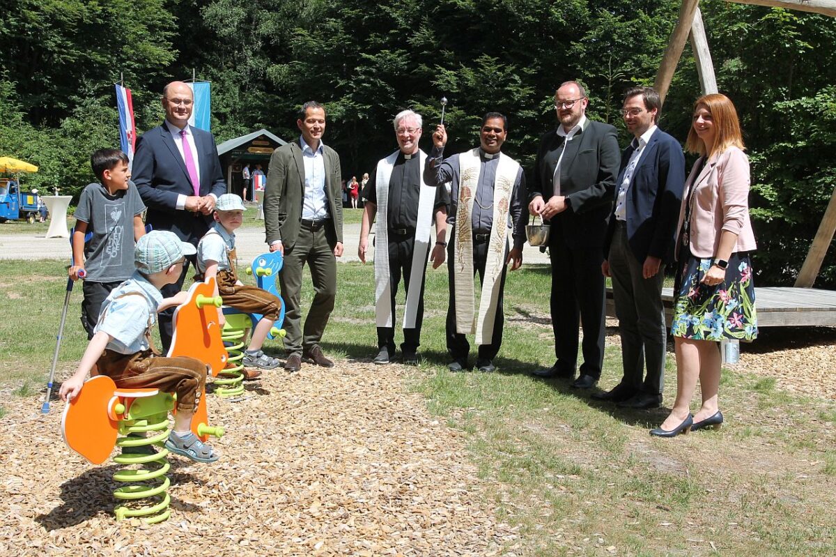 Füracker besucht Einweihung des Spielplatzes auf der Planer Höhe