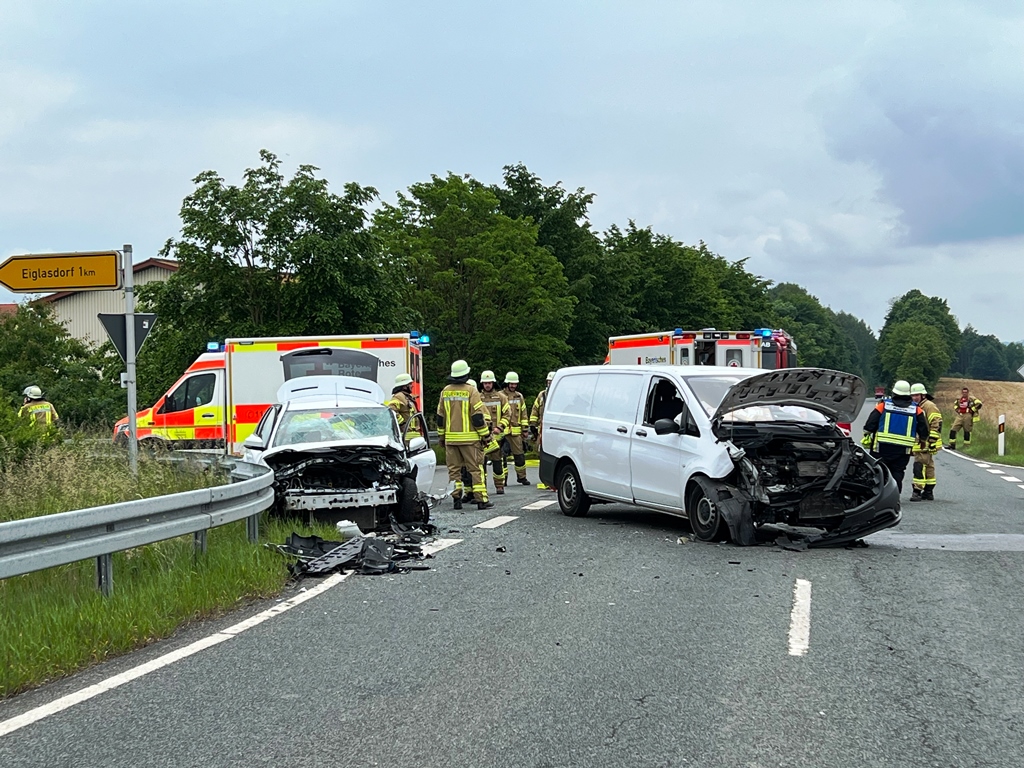 Vier Verletzte nach Frontalcrash