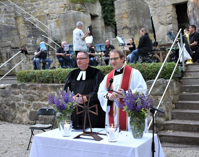 200 Gläubige bei Pfingstgottesdienst