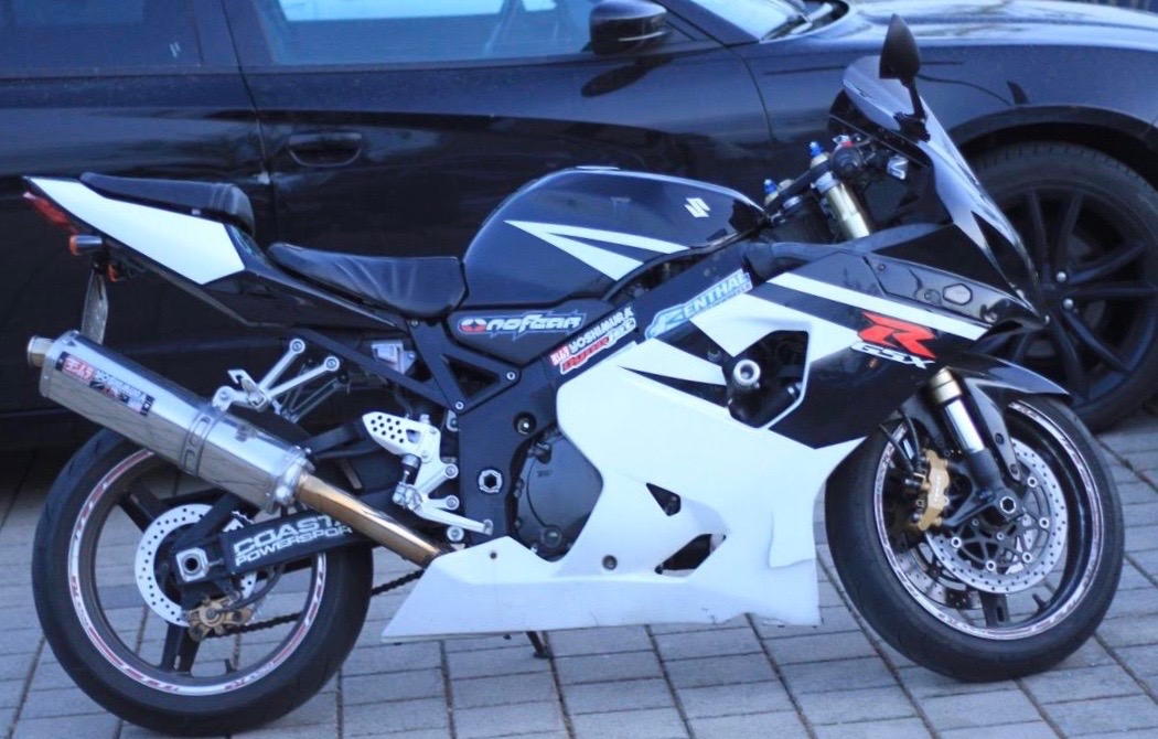 Motorrad und Fahrrad aus Carport gestohlen