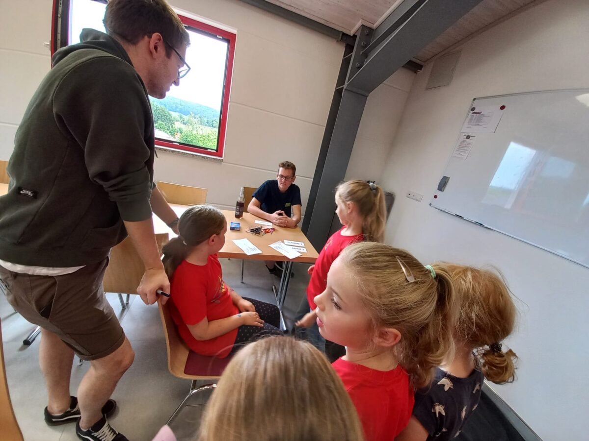 Kinder sind bei Prüfung Feuer und Flamme