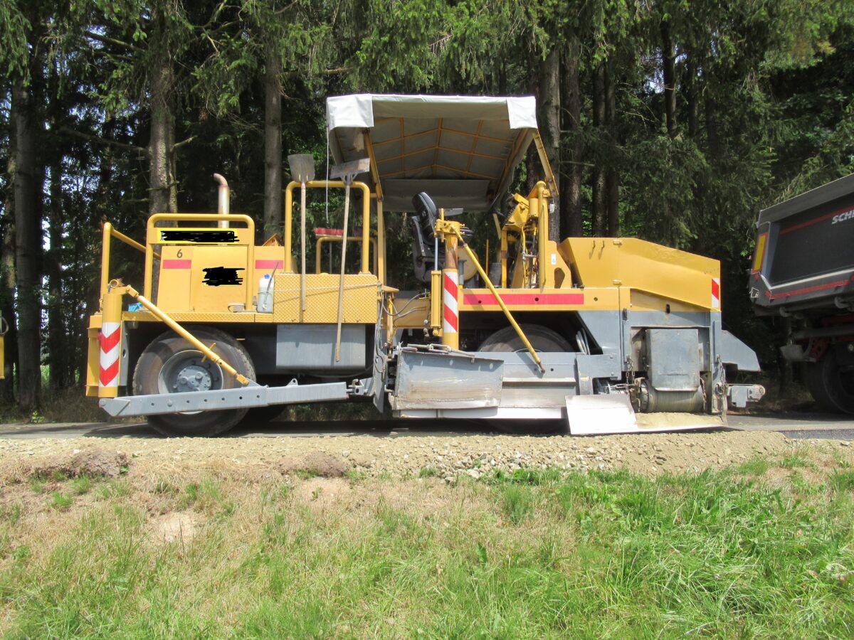 Nach Unfall: Arbeiter (56) fährt mit Baumaschine davon