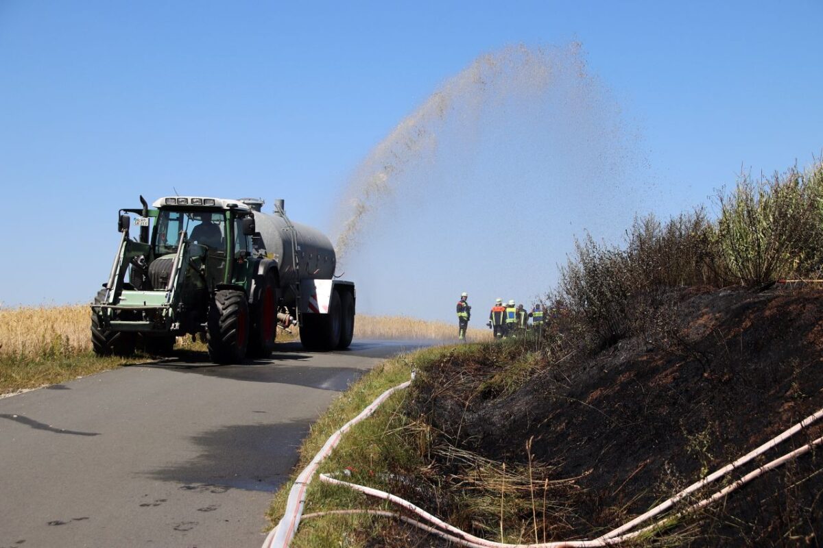 Feuerwehren und ein Landwirt verhindern einen Großbrand