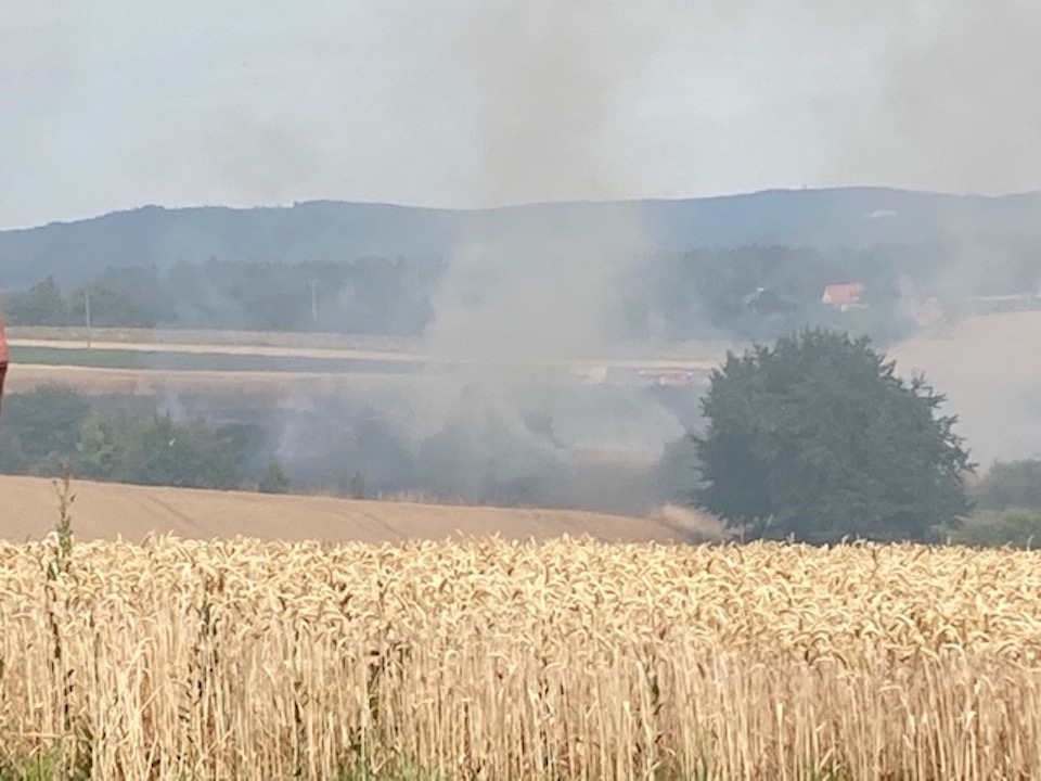 Funkenflug setzt zwei Felder in Brand