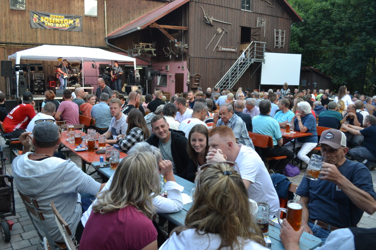 Beppo Johnson Lio Band feiert mit 400 Fans eine rauschende Geburtstagsparty