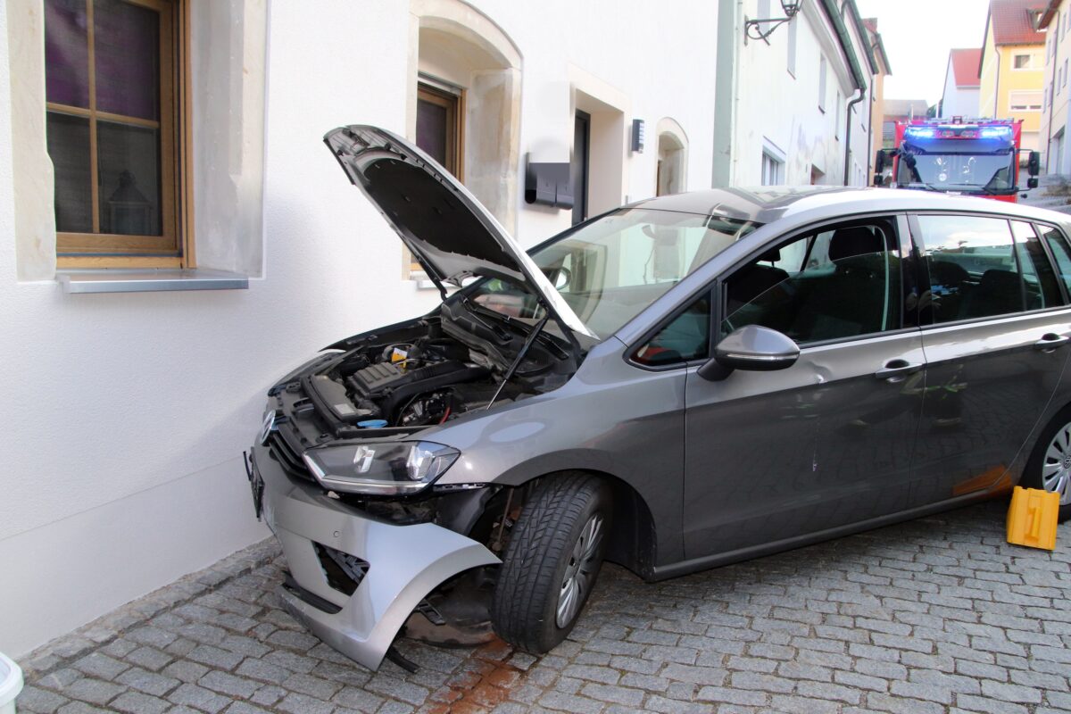 Ungebremst: Autofahrer hinterlässt Spur der Verwüstung
