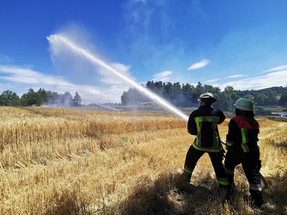 Plößberg: Feld steht in Flammen