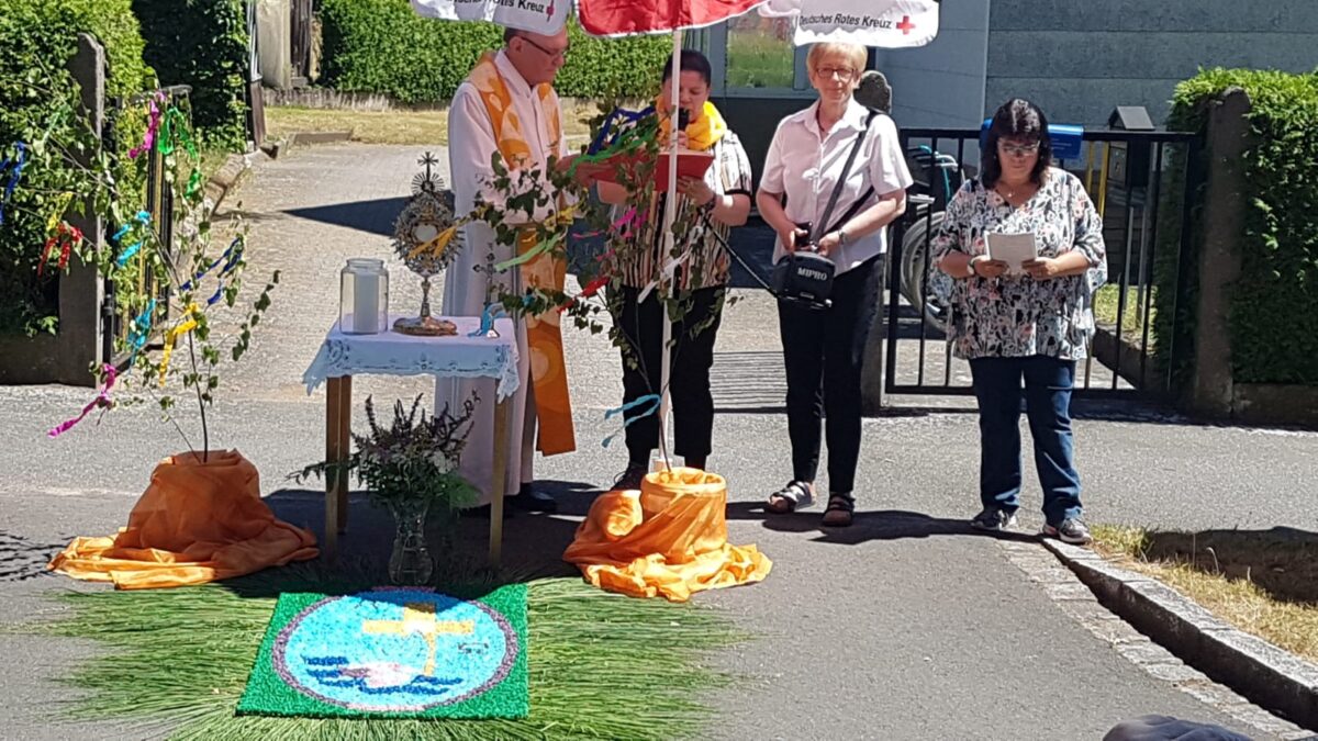 Prozession: Vom Seniorenheim zur Dorfkirche