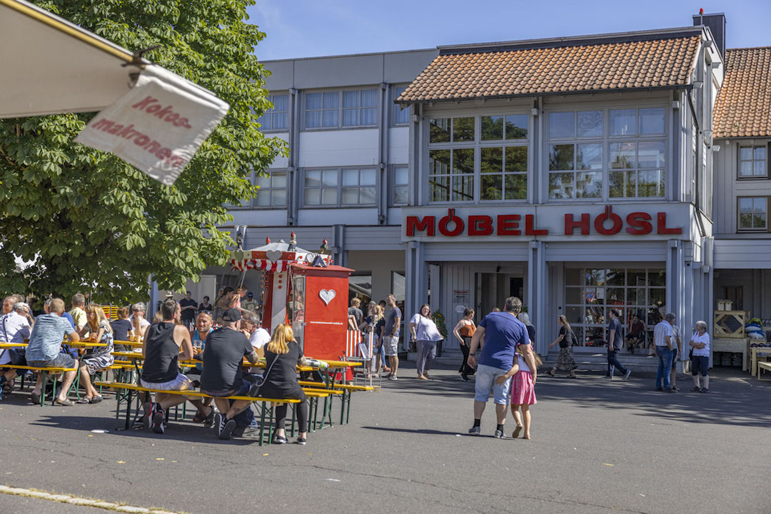 Volksfeststimmung und satte Rabatte: Viele Besucher feierten bei Möbel Hösl