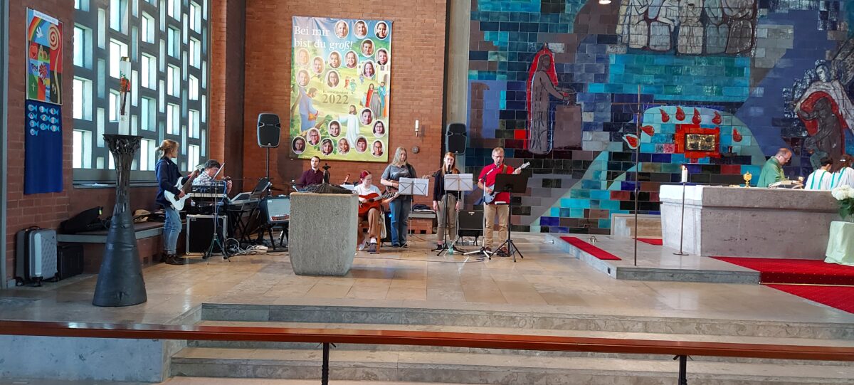 Rockige Klänge und bekannte Songs beim Familiengottesdienst
