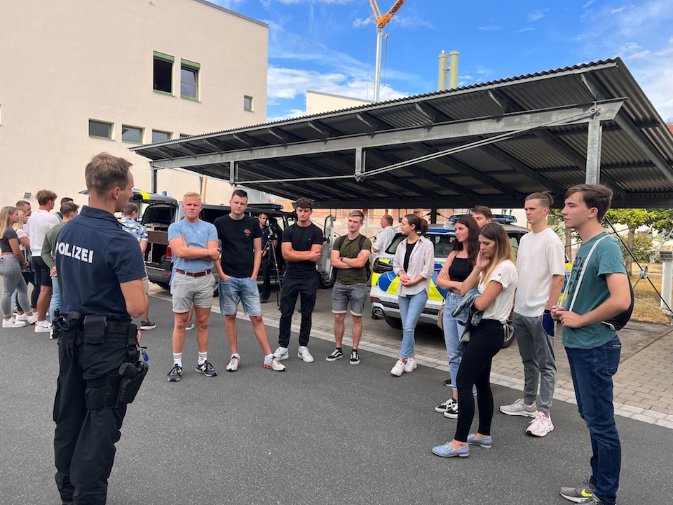 35 junge Frauen und Männer fangen bei der Polizei an