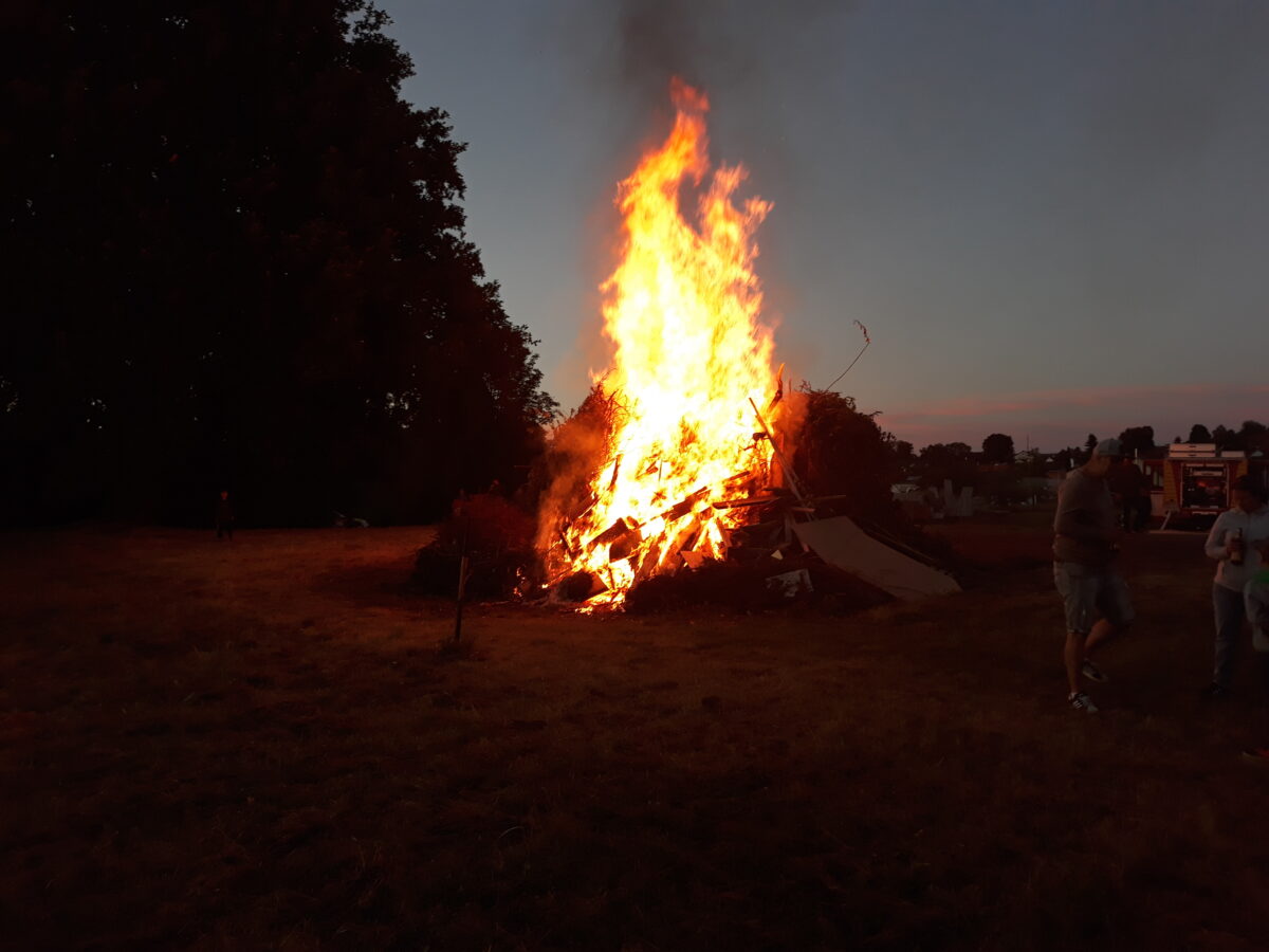 Petersfeuer als Kirwaauftakt in Püchersreuth