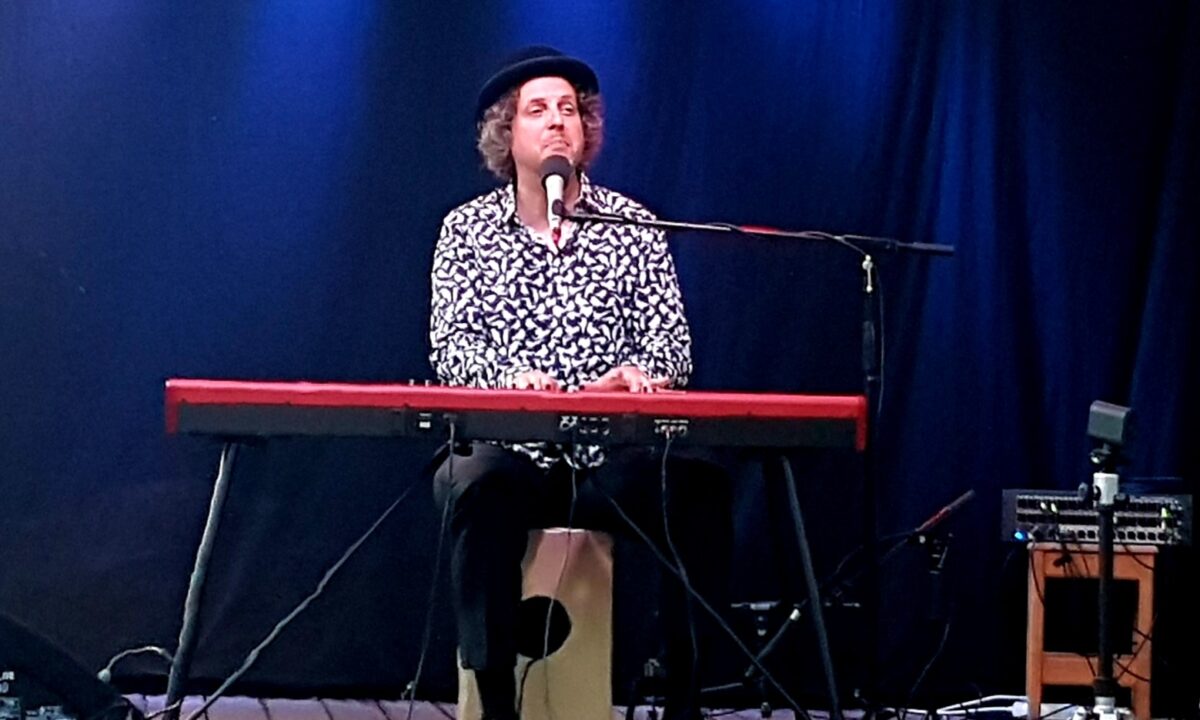 Pianist mit einer Klaviatur an Botschaften