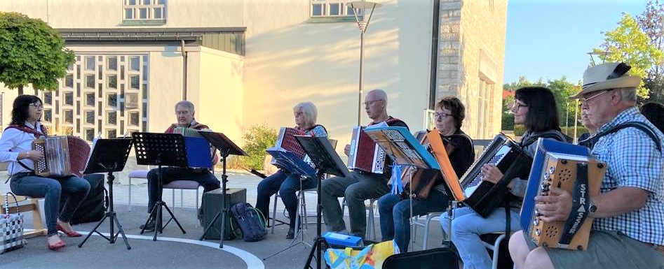 „Tarantella“, Urkunden, Brezen und Eis am Sommerkonzert