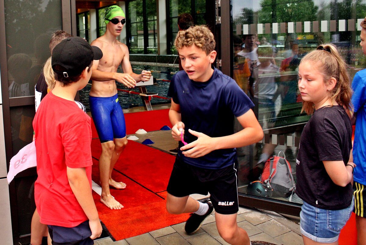 Engagierte Kids kämpfen um den Sieg beim Schüler-Triathlon