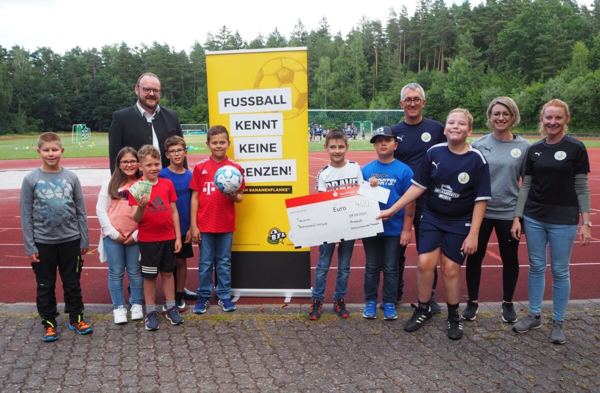 Kommunionkinder spenden für Bananenflanke