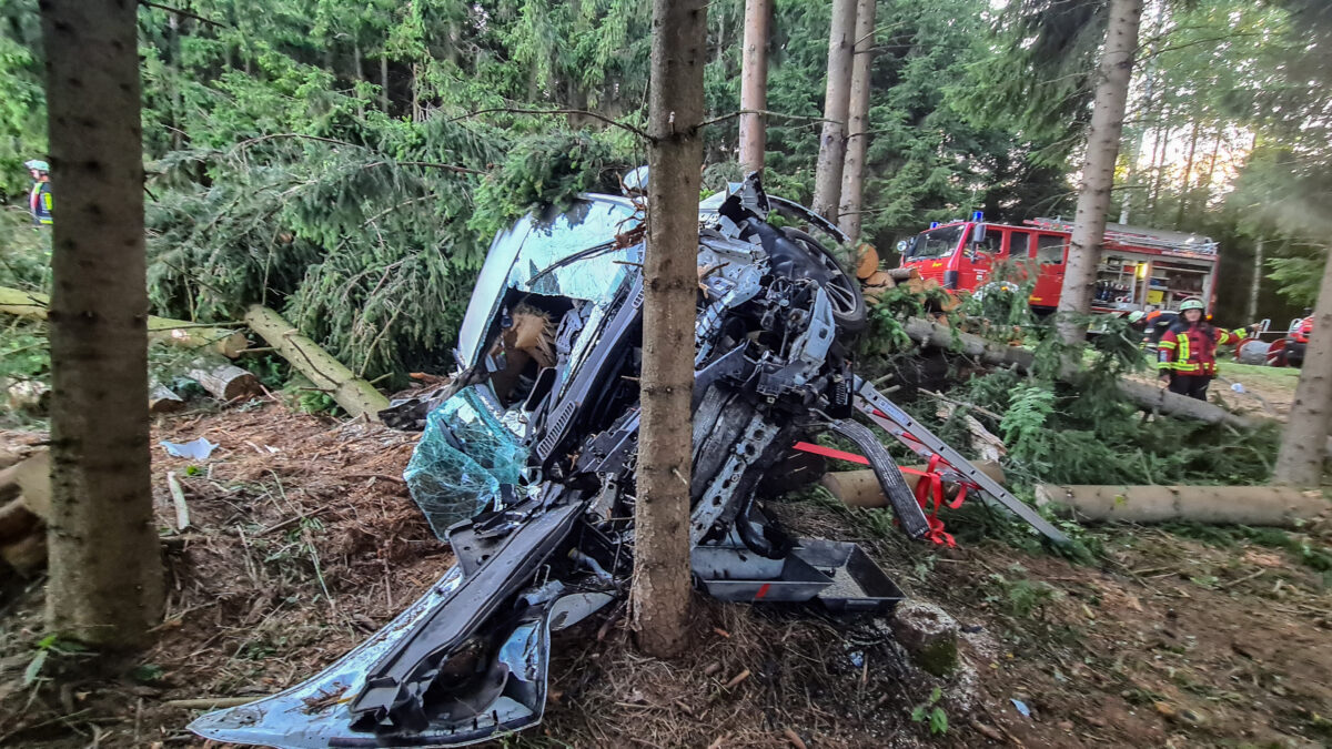Baum spießt Auto auf: Fahrer (20) schwerverletzt