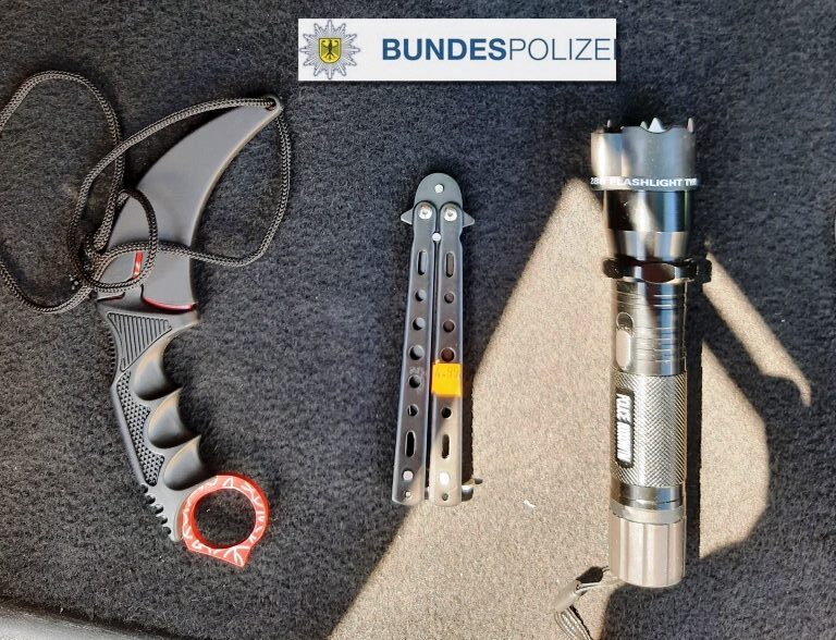Deutscher deckt sich auf einem Asia-Markt mit Waffen ein