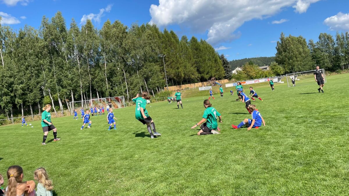 Fußballleckerbissen beim FSV Waldthurn: Wenn die Mamas gegen ihre Kids kicken