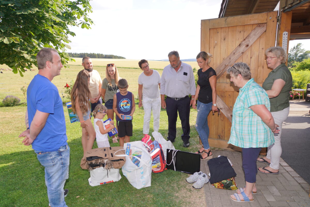 Reinigungskräfte denken an ukrainische Familie