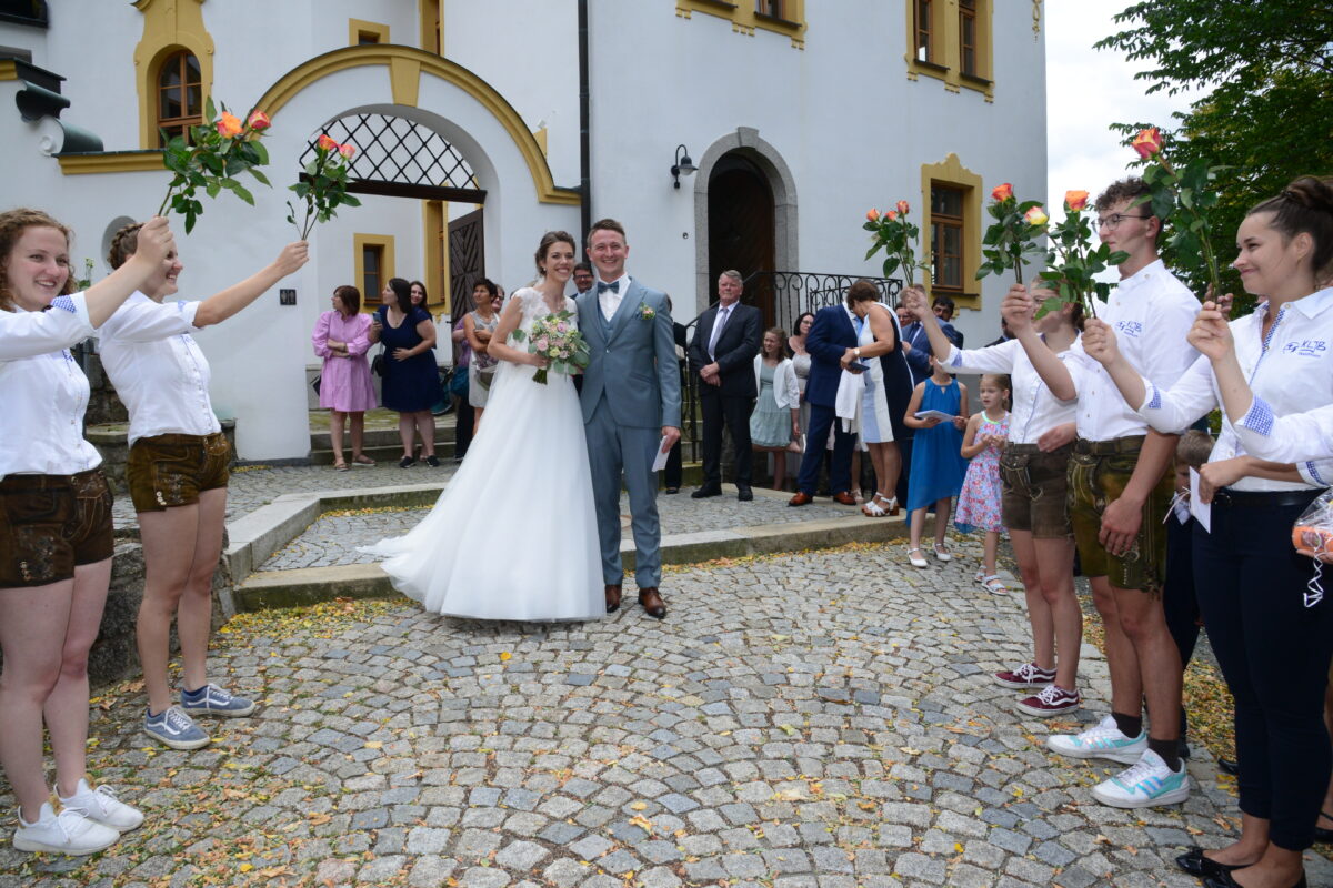 Traumhochzeit: Viele Gratulanten feiern mit Manfred und Lena