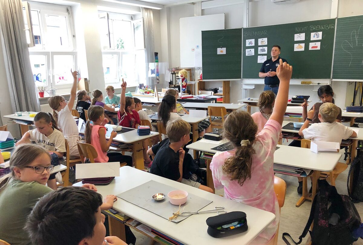Grundschüler in Weiherhammer lernen richtigen Umgang mit Feuer