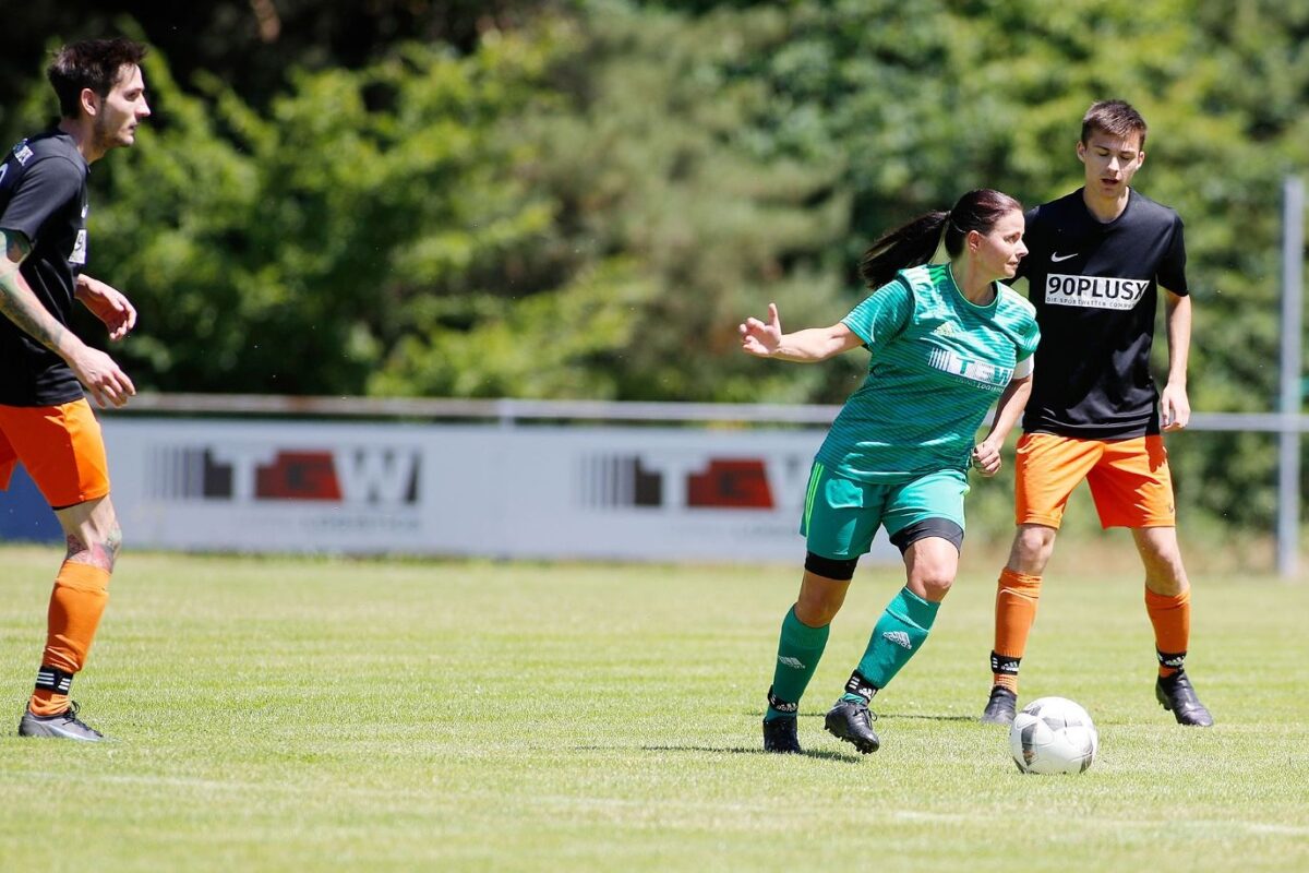 Deutschland-Premiere in Teunz: Zwei Frauen kicken bei den Männern