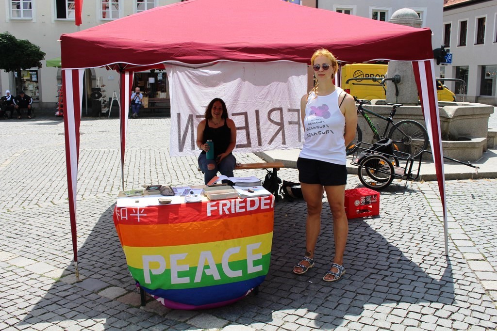 Alternative zu Krieg und Waffen: Infostand zur „sozialen Verteidigung“ in Weiden